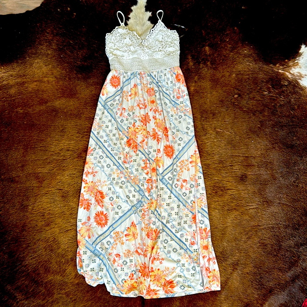Cute summer dress! Bought for vacation. Worn once.